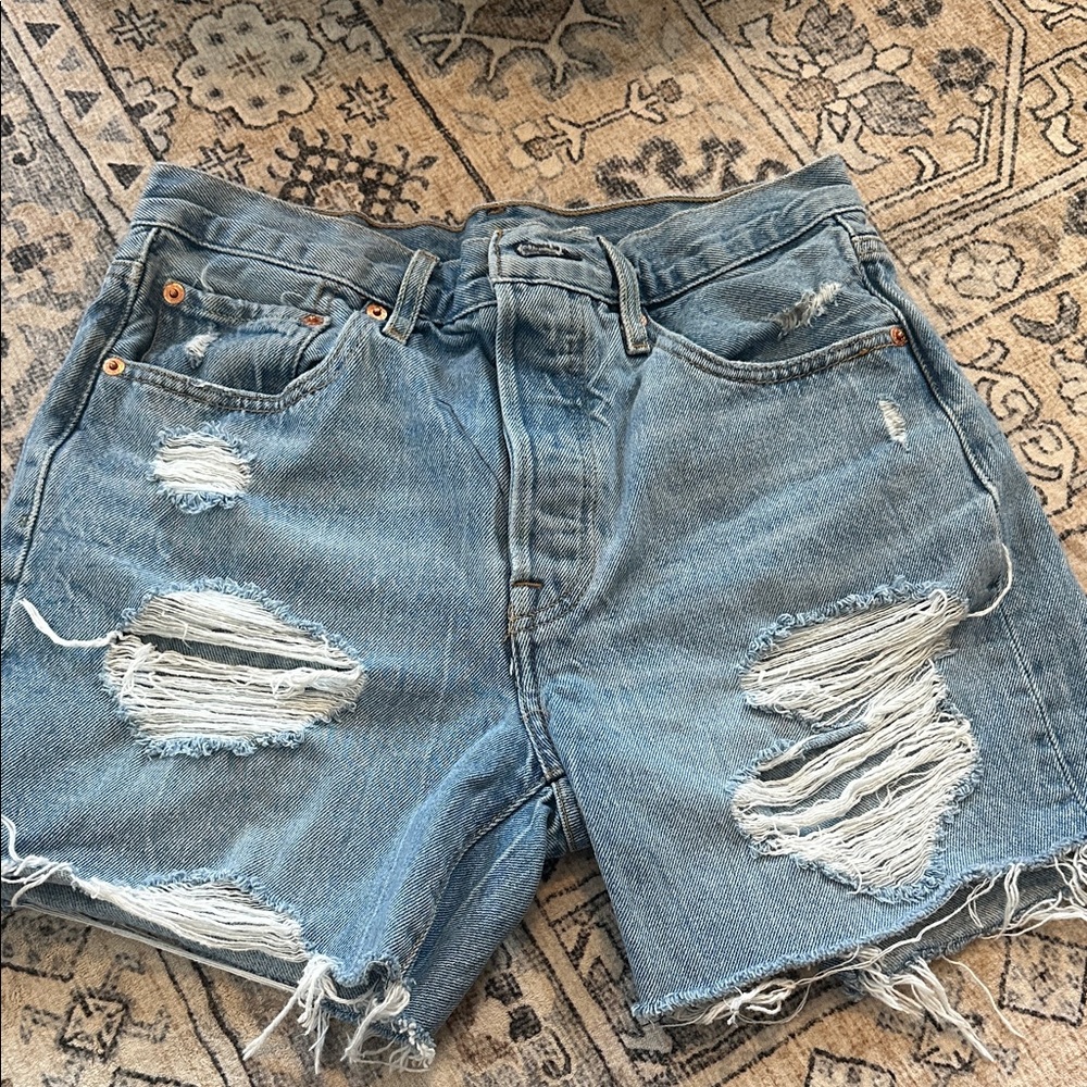 Levi’s 501 mid thigh shorts